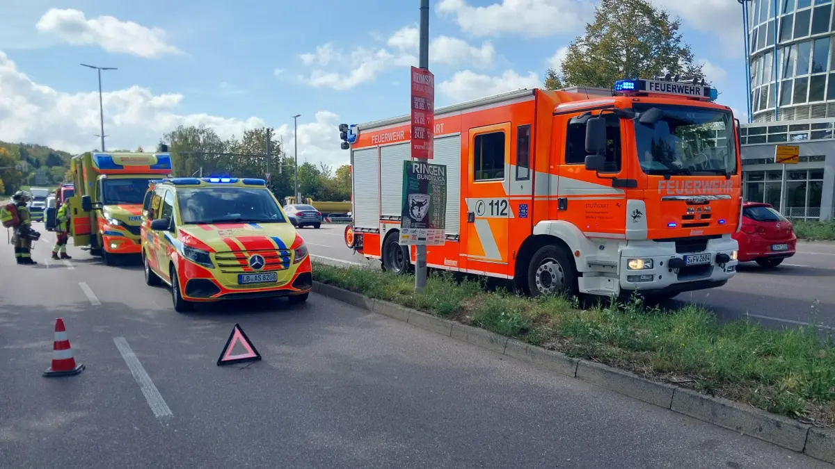 Die Feuerwehr ist bei dem Unfall im Einsatz.