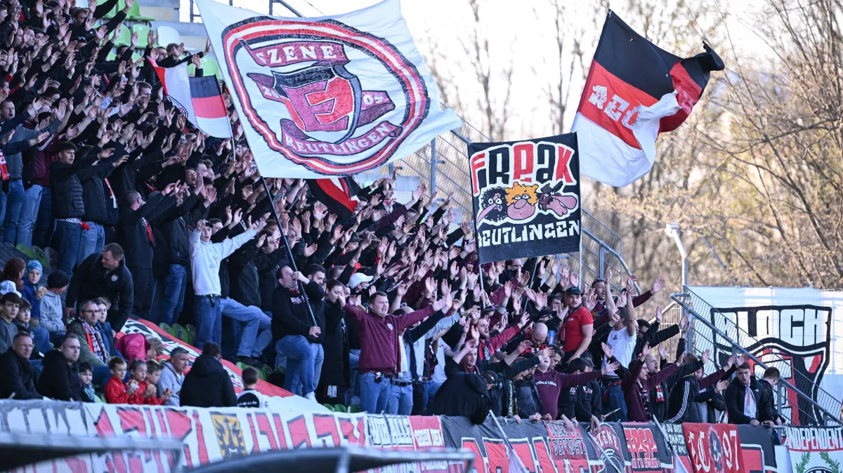 Fussball WFV Pokal 2024/2025 Viertelfinale 09.04.2025 SSV Reutlingen - TSG Balingen Die Ultras der Szene E machen Stimmung im Kreuzeiche Stadion *** Football WFV Cup 2024 2025 quarter-finals 09 04 2025 SSV Reutlingen TSG Balingen The Ultras of Scene E create a great atmosphere in the Kreuzeiche Stadium