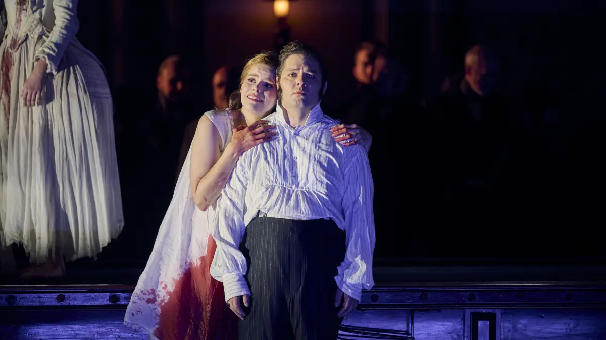 Chelsea Lehnea als Lucia neben Kai Kluge als Edgardo in Lucia di Lammermoor.