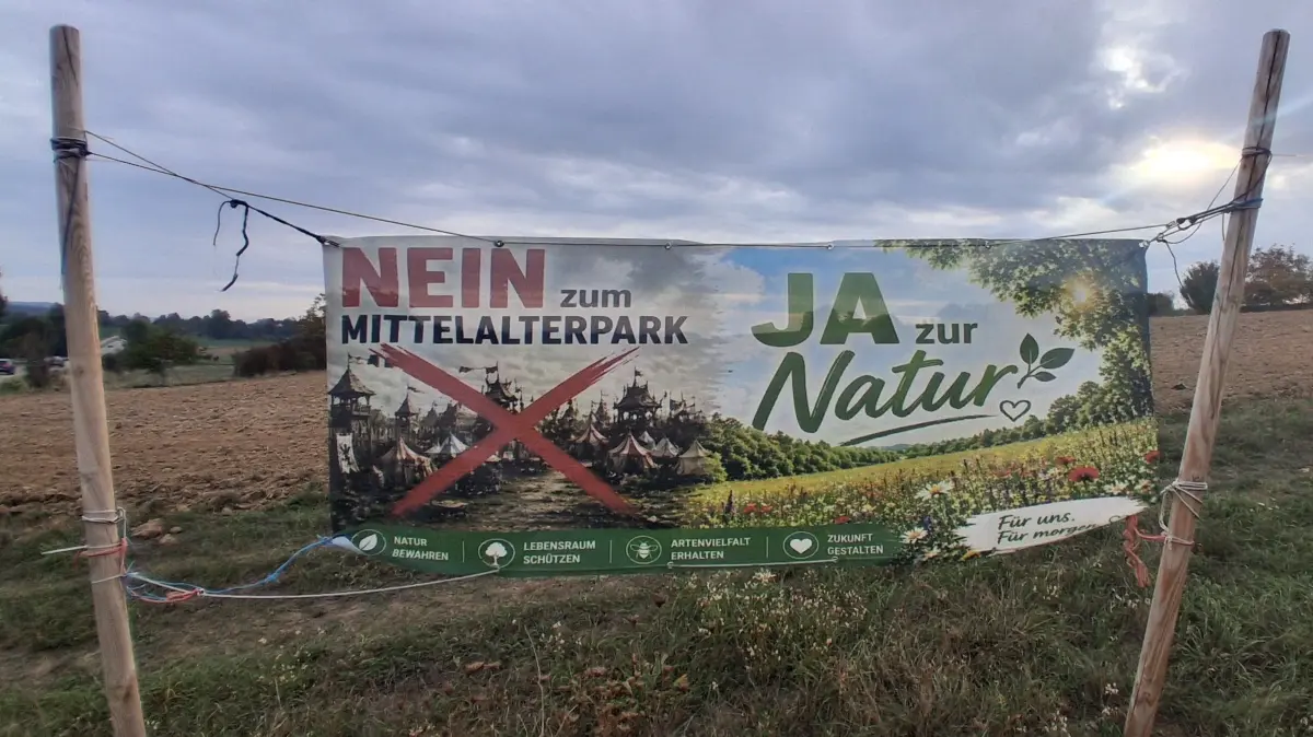 Stiller Protest: Ein Plakat zwischen Vaihingen und Kleinglattbach, das sich gegen den Mittelalterpark positioniert.