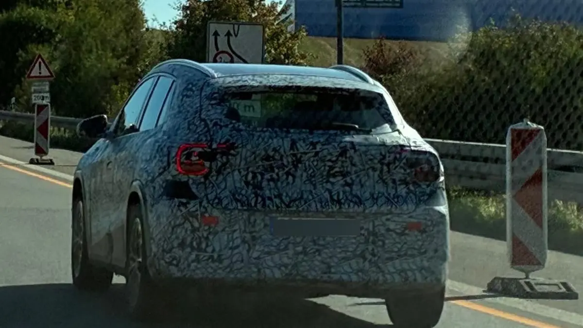 Ein „Erlkönig“ auf der A81 ist keine Seltenheit. Dennoch machen die getarnten Fahrzeuge neugierig.
