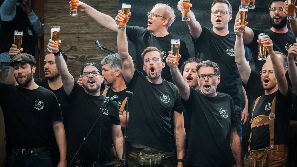 Volksfest Der Männerchor Kesselkehlchen tritt im Bierzelt Klauss & Klauss auf - damit geht für den Chor ein Traum in Erfüllung: Volksfest Der Männerchor Kesselkehlchen tritt im Bierzelt Klauss & Klauss auf - damit geht für den Chor ein Traum in Erfüllung