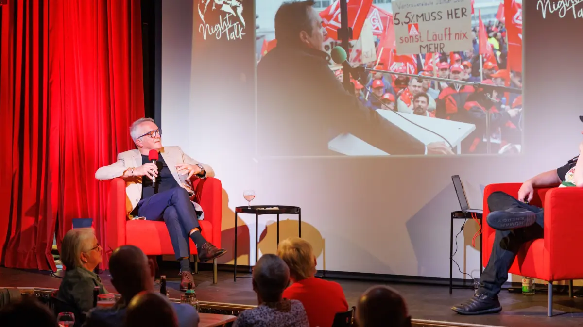 Night Talk : Ehningen, Theaterkeller, Gespräch, Podium, "Night Talk" im Theaterkeller Ehningen: Moderator Steffen Volkmer spricht mit Ergun Lümali, dem Betriebsratsvorsitzenden der Mercedes-Benz Group AG