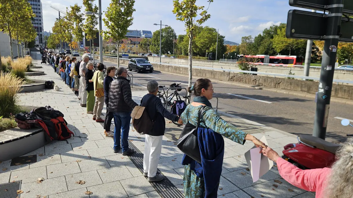 Entlang der Konrad-Adenauer-Straße beteiligten sich in Stuttgart Hunderte Menschen an der Aktion.