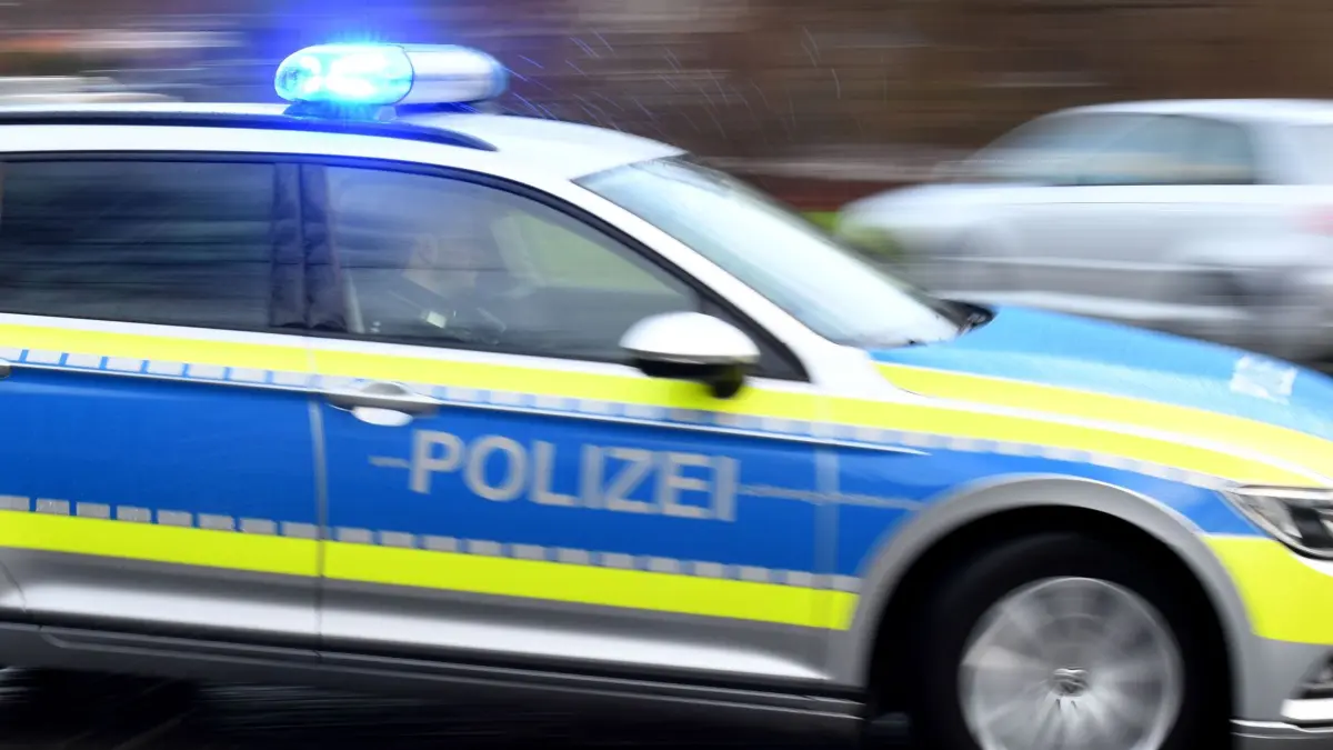 Polizei: Ein Streifenwagen mit eingeschaltetem Blaulicht fährt über eine Straße in Kiel. (zu dpa: «16-Jähriger schwer verletzt – Senior fährt alkoholisiert»)