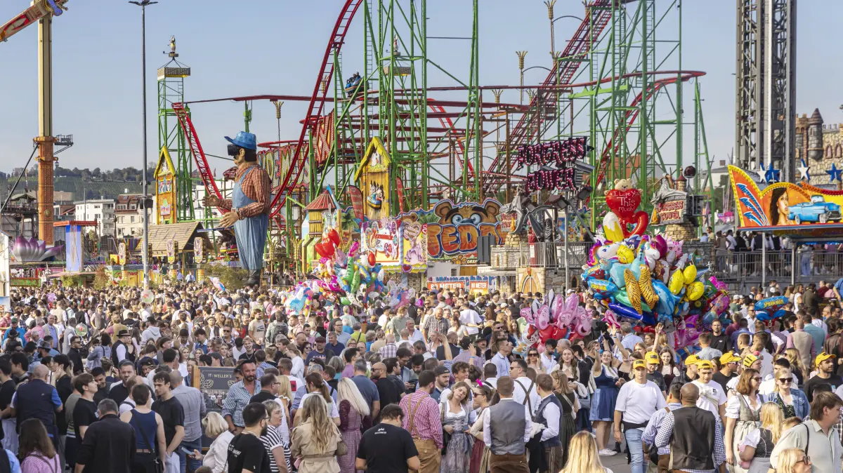 Hochbetrieb auf dem Cannstatter Wasen. Das Cannstatter Volksfest ist nach Angaben der Veranstalter eines der schönsten u: Hochbetrieb auf dem Cannstatter Wasen. Das Cannstatter Volksfest ist nach Angaben der Veranstalter eines der schönsten und größten Volksfeste der Welt. Am Feiertag war das Festgelände sehr gut besucht. Rund drei Millionen Gäste werden insgesamt erwartet. // 03.10.2026, Stuttgart, Baden-Württemberg, Deutschland *** Busy Times at the Cannstatter Wasen According to the organizers, the Cannstatter Volksfest is one of the most beautiful and largest folk festivals in the world. On the holiday, the festival grounds were very well attended. A total of about three million guests are expected. October 3, 2026, Stuttgart, Baden-Württemberg, Germany