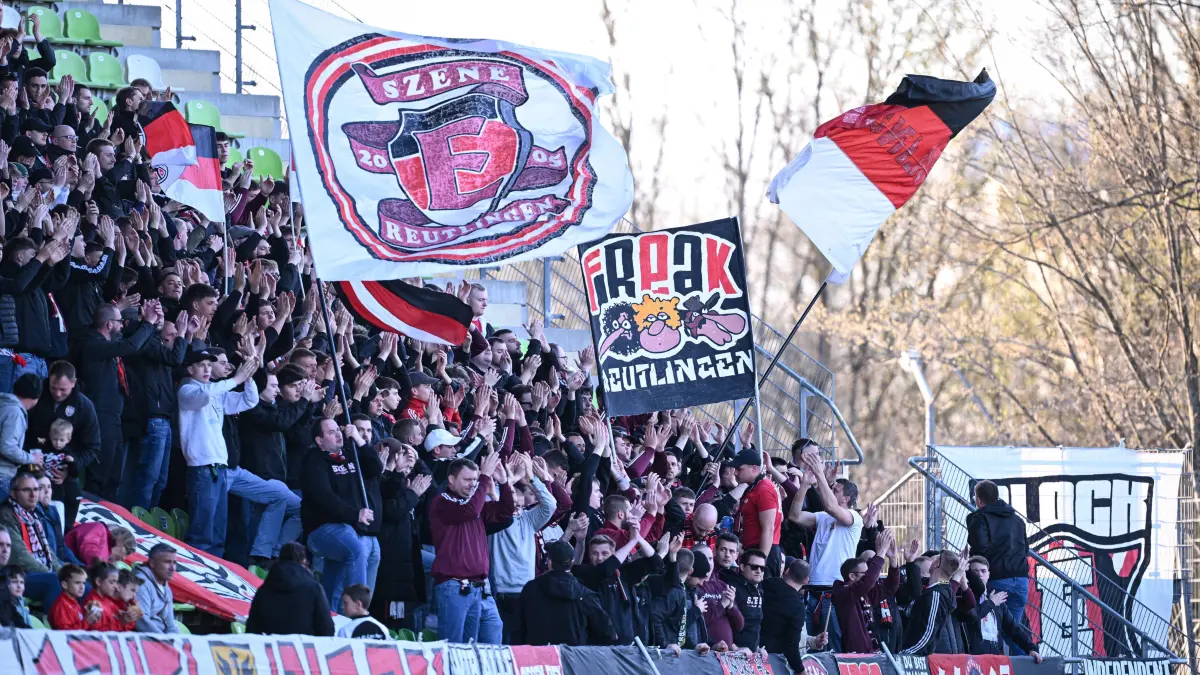 Fussball WFV Pokal 2024/2025 Viertelfinale 09.04.2025 SSV Reutlingen - TSG Balingen Die Ultras der Szene E machen Stimmung im Kreuzeiche Stadion *** Football WFV Cup 2024 2025 quarter-finals 09 04 2025 SSV Reutlingen TSG Balingen The Ultras of Scene E create a great atmosphere in the Kreuzeiche Stadium