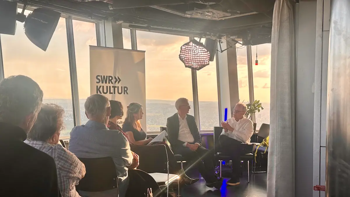 SWR Kultur Forum live auf dem Fernsehturm: Moderatorin Eva Röder sprach mit Joachim Dorfs, Chefredakteur von Stuttgarter Zeitung und Stuttgarter Nachrichten, SWR-Intendant Kai Gniffke und Elena Kountidou, Geschäftsführerin der Neuen deutschen Medienmacher:innern, über die Rolle der "Vierten Gewalt".