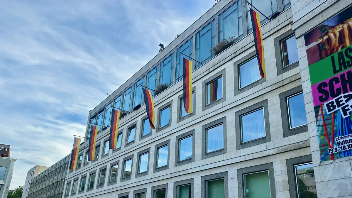 Am Tag der Deutschen Einheit ist das Stuttgarter Rathaus mit Deutschlandfahnen beflaggt.