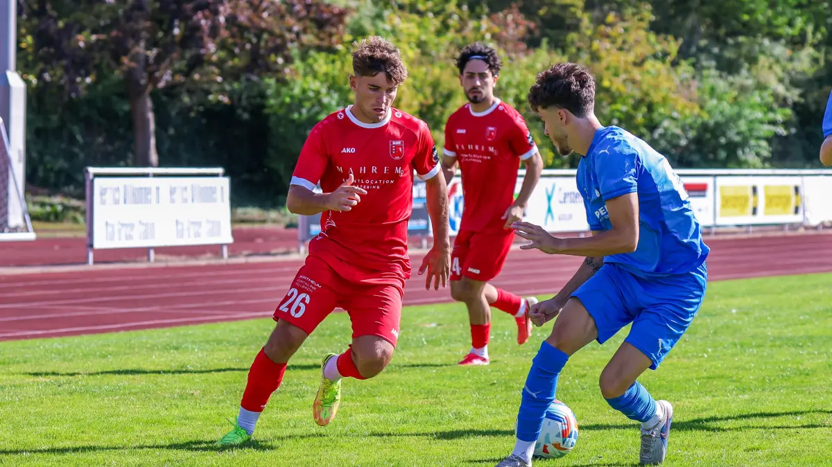 SV Fellbach, Fußball, Matino Schlotterbeck (rot, vorn), dahinter Mert Ali Icmez