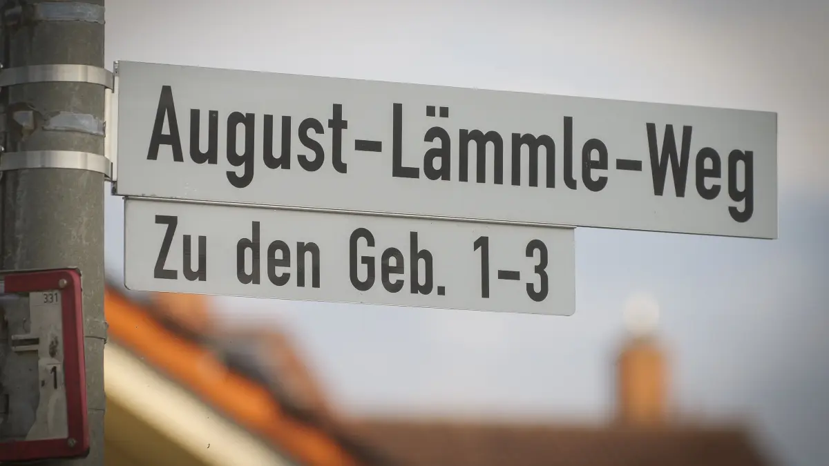 Lämmle: Korntal Münchingen - Ein Korntal-Münchinger stört sich daran, dass seine Nachbarstraße August-Lämmle-Weg heißt. Er wünscht sich angesichts der NS-Vergangenheit Lämmles eine Diskussion und letztlich Umbenennung. Stadtverwaltung und Gemeinderäte können sich allenfalls ein Zusatzschild mit Hinweisen vorstellen.