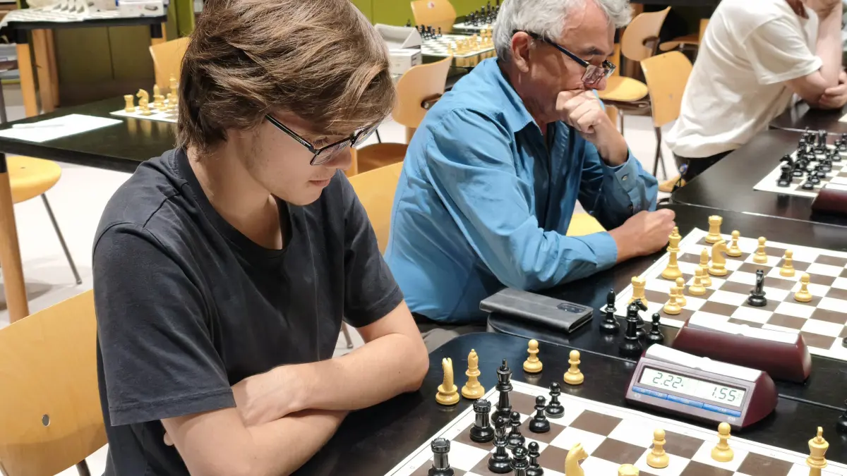 Titelverteidiger Markiyan Bodriyenko (links) gewann die erste Runde der neuen Saison.