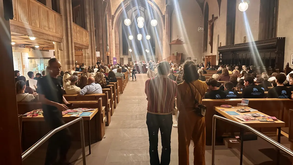 "Offene Chöre, offene Gesellschaft", lautete das Angebot des Forums der Kulturen bei der Langen Nacht der Demokratie in der Leonhardskirche.