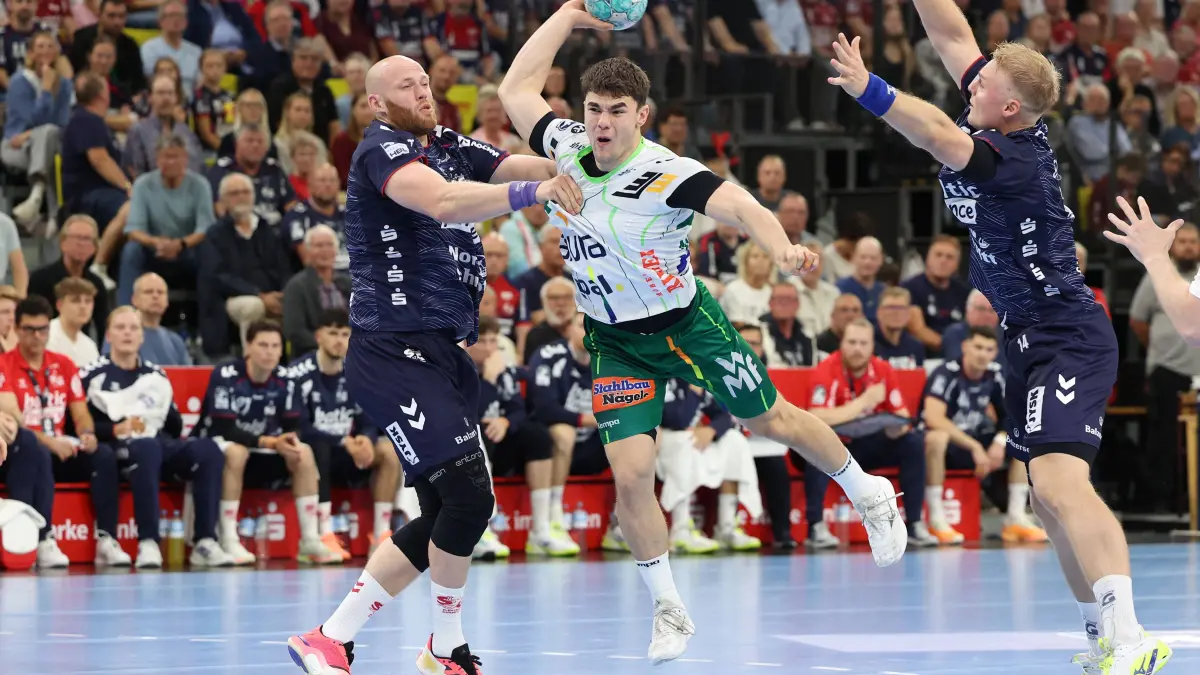 03.10.2026, xBHAx, Handball, Opel HBL, Saison 2026 / 2027, 1.HBL, SG Flensburg-Handewitt - FRISCH AUF Göppingen, GGW Arena: Arnar Freyr Arnarsson SG Flensburg-Handewitt, 41 gegen Elias NewelFRISCH AUF Göppingen, 40 und Emil BergholtSG Flensburg-Handewitt, 14 Schleswig-Holstein Deutschkand *** October 3, 2026, xBHAx, Handball, Opel HBL, 20262027 Season, 1st HBL, SG Flensburg Handewitt vs. FRISCH AUF Göppingen, GGW Arena Arnar Freyr Arnarsson SG Flensburg Handewitt, 41, against Elias Newel FRISCH AUF Göppingen, 40, and Emil Bergholt SG Flensburg Handewitt, 14 Schleswig-Holstein, Germany