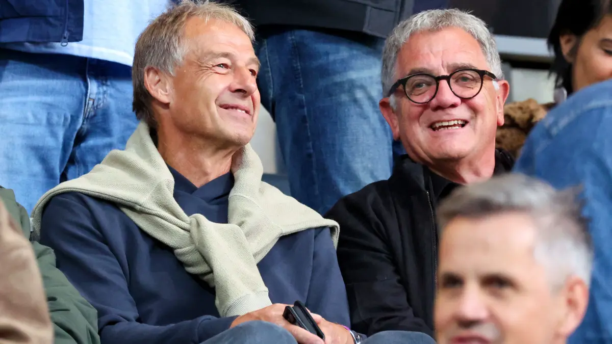 BAU // 02.10.2026, Deutschland, Stuttgart, Fussball, Regionalliga Südwest,
SV Stuttgarter Kickers vs. Kickers Offenbach, Jürgen Klinsmann auf der Tribüne, rechts Roland Eitel