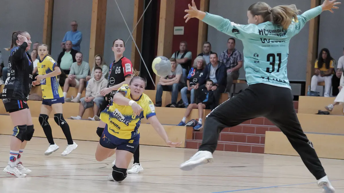 Handball, Frauen, Regionalliga BW, HSG Leinfelden-Echterdingen - HC Schmiden/Oeffingen: Handball, Damen, Frauen, Regionalliga Baden-Württemberg, Regionalliga BW, HSG Leinfelden-Echterdingen, HSG LE - HC Schmiden/Oeffingen
Nr.5 (HSGLE): Lara Kreidenweiß - gelb/blau
Nr.31 (SO): Chantal Schmid - schwarz/türkis
Fotograf: Günter E. Bergmann - Photography
Aufnahmedatum: 03.10.2026