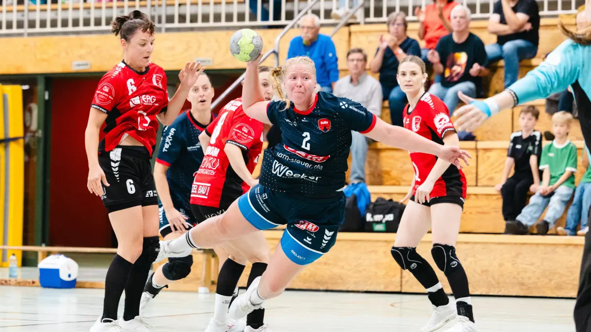 SG H2Ku Herrenberg – HSG St.Leon - Reilingen, Handball, Damen, Regionalliga Baden-Wuerttemberg, 03.Spieltag, Saison 2026/2027, 03.10.2026, Leonie Scholl (HSG St.Leon Reilingen #06) und Stefanie Rau (SG H2Ku Herrenberg #02)
Foto: DROFITSCH/EIBNER