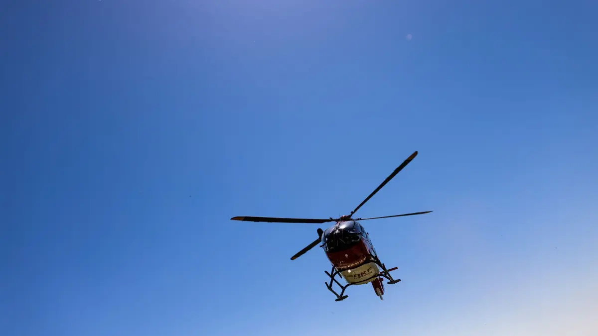 Ein Rettungshubschrauber: ARCHIV - 23.04.2021, Baden-Württemberg, Ihringen: Ein Rettungshubschrauber setzt zur Landung an. (zu dpa: «Radfahrerin durch Sturz lebensgefährlich verletzt») Foto: Philipp von Ditfurth/dpa +++ dpa-Bildfunk +++