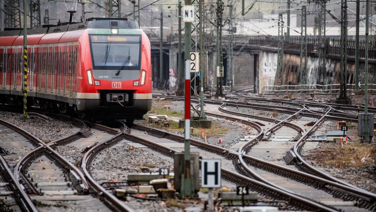 S-Bahn Stuttgart: Eine S-Bahn fährt in den Bahnhof Stuttgart-Bad Cannstatt ein. (zu dpa: «Mensch von S-Bahn eingeklemmt – Stammstrecke beeinträchtigt»)