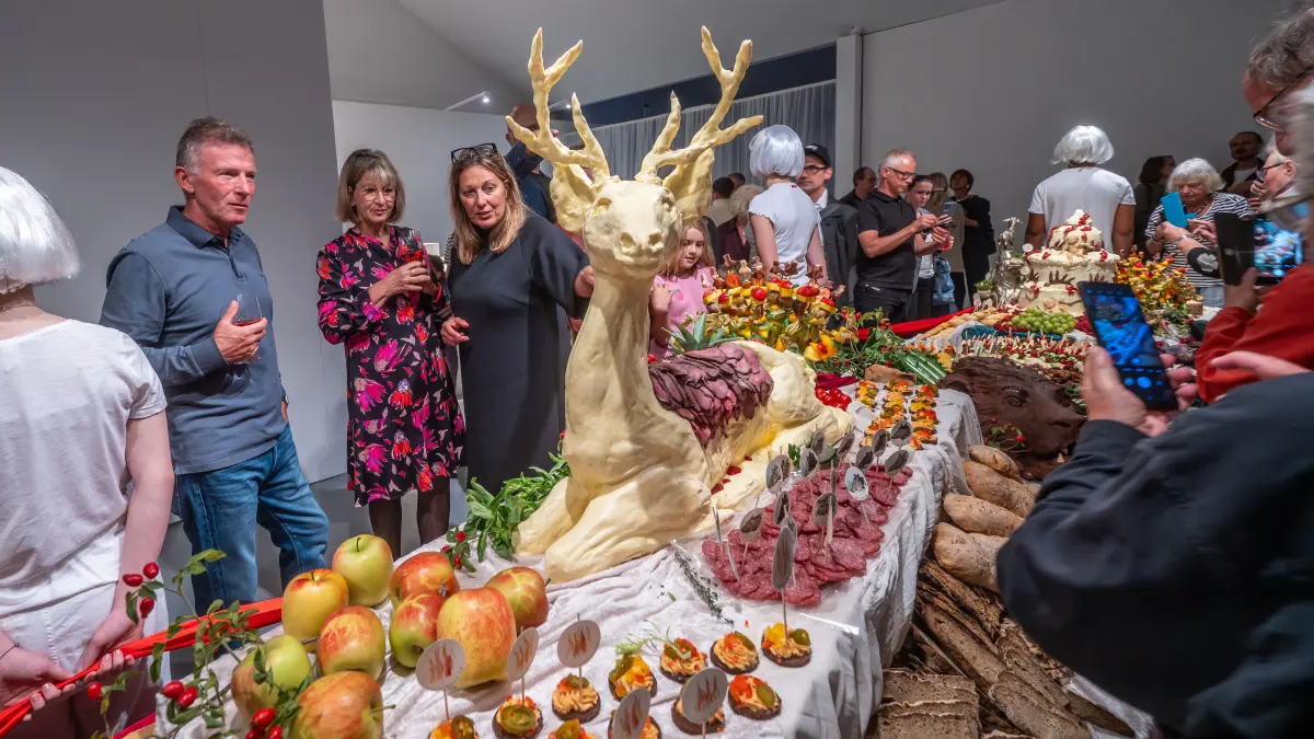 Bankett für Göppingen: Kunstaktion mit Arbeiten von Sonja Alhäuser in der Kunsthalle GP