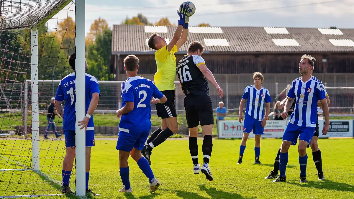 TV Gültstein vs. SGM Kayh/Mönchberg, Fussball, Kreisliga B6, 2026/2027, 04.10.2026: Simon Tripps (TV Gültstein,#01) hält den Ball fest ,
TV Gültstein vs. SGM Kayh/Mönchberg, Fussball, Kreisliga B6, 2026/2027, 04.10.2026,
Foto: Eibner-Pressefoto/Daniele La Rocca
