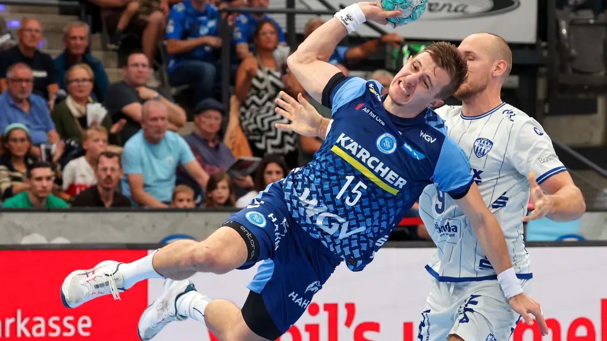 BAU // 04.10.2026, Deutschland, Stuttgart, Opel HBL, Bundesliga 2026/2027,
TVB Stuttgart vs. TBV Lemgo Lippe, v.l. Simone Mengon (TVB), Christian O'Sullivan (TBV)