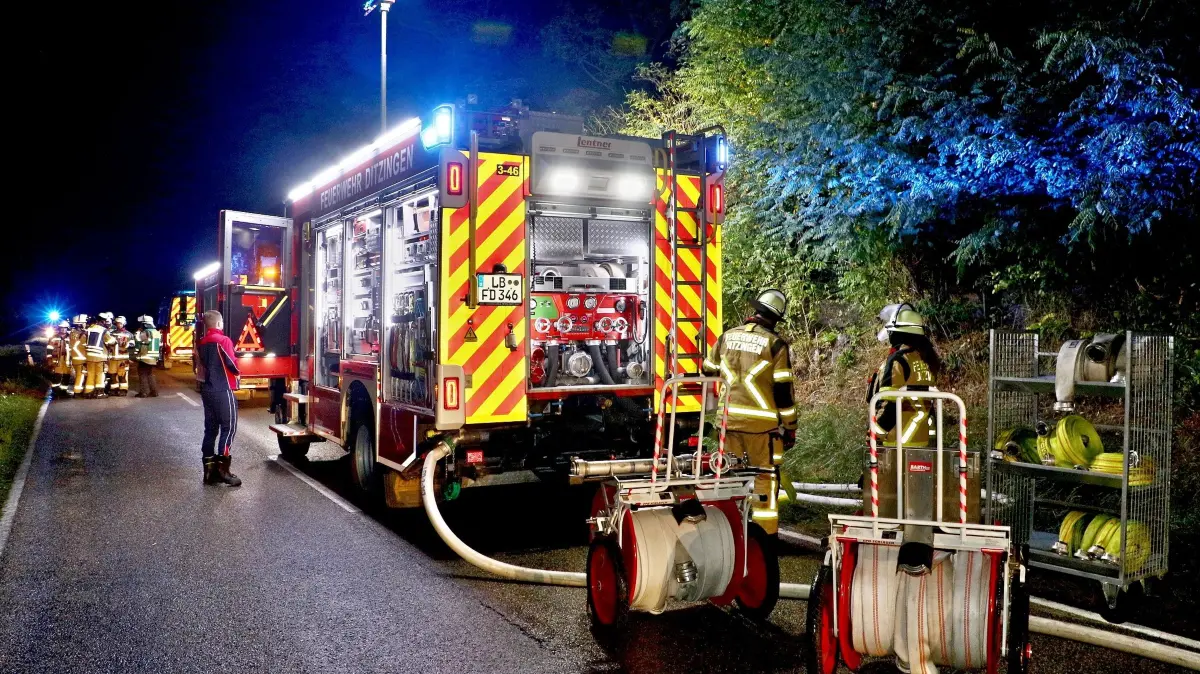 04.10.2026: Ein Brand auf einem Gartengrundstück an der Landesstraße L1136 zwischen Schöckingen und Hemmingen beschäftigte in der Nacht auf Sonntag insgesamt drei Feuerwehren über mehrere Stunden. Gegen 01:26 Uhr alarmierte die Integrierte Leitstelle Ludwigsburg die Abteilungen Hirschlanden und Schöckingen der Freiwilligen Feuerwehr Ditzingen mit dem Alarmstichwort "B2 - Feuer/Rauch unklare Lage Freiland auf die L1136 in Richtung Hemmingen. Die ersten Kräfte fanden beim Eintreffen zwei aneinandergebaute Gartenhäuser vor, die im Vollbrand standen. Die Zugang war nur über einen schmalen Hohlweg möglich, zudem befand sich das Grundstück an einem Hang. Auf Grund dieser Lage, insbesondere der nicht vorhandenen Wasserversorgung vor Ort, forderte der Einsatzleiter zwei weitere Hilfeleistungslöschfahrzeuge der Abteilung Ditzingen-Kernstadt nach. Mit insgesamt vier Rohren wurde eine umfassender Löschangriff eingeleitet und die Einsatzstelle großräumig ausgeleuchtet. Mit den Tanks der Löschfahrzeuge wurde im Pendelverkehr Löschwasser an die Brandstelle transportiert. Um den Bedarf an Pressluftatmern und Geräteträgern zu decken, wurde der Abrollbehälter-Atemschutz der Freiwilligen Feuerwehr Leonberg und ein weiteres Löschfahrzeug der Freiwilligen Feuerwehr Hemmingen nachgefordert. Um versteckte Glutnester in dem schwer zugänglichen Brandobjekt besser lokalisieren zu können, kam auch die Drohne der Feuerwehr Ditzingen zum Einsatz. Die Nachlösch- und Aufräumarbeiten zogen sich bis in die frühen Morgenstunden hin. Die Landesstraße zwischen Schöckingen und Hemmingen musste während der Einstzmaßnahmen voll gesperrt werden. Foto: KS-Images.de/Andreas Rometsch