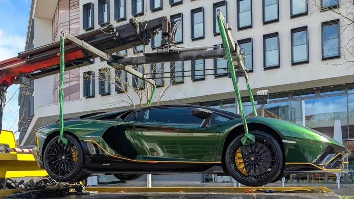 Warum dieser Luxus-Lamborghini nun unter den Hammer kommt: Ein Lamborghini Aventador LP 780-4 Ultimae Roadster wird auf ein Abschleppfahrzeug verladen. Bei der nach Behördenangaben bislang größten Justizauktion des Landes kommt beschlagnahmter Luxus unter den Hammer. (zu dpa: «Warum dieser Luxus-Lamborghini nun unter den Hammer kommt»)