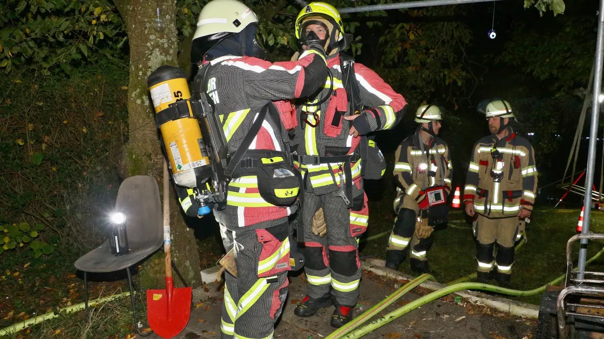 04.10.2026: Ein Brand auf einem Gartengrundstück an der Landesstraße L1136 zwischen Schöckingen und Hemmingen beschäftigte in der Nacht auf Sonntag insgesamt drei Feuerwehren über mehrere Stunden. Gegen 01:26 Uhr alarmierte die Integrierte Leitstelle Ludwigsburg die Abteilungen Hirschlanden und Schöckingen der Freiwilligen Feuerwehr Ditzingen mit dem Alarmstichwort "B2 - Feuer/Rauch unklare Lage Freiland auf die L1136 in Richtung Hemmingen. Die ersten Kräfte fanden beim Eintreffen zwei aneinandergebaute Gartenhäuser vor, die im Vollbrand standen. Die Zugang war nur über einen schmalen Hohlweg möglich, zudem befand sich das Grundstück an einem Hang. Auf Grund dieser Lage, insbesondere der nicht vorhandenen Wasserversorgung vor Ort, forderte der Einsatzleiter zwei weitere Hilfeleistungslöschfahrzeuge der Abteilung Ditzingen-Kernstadt nach. Mit insgesamt vier Rohren wurde eine umfassender Löschangriff eingeleitet und die Einsatzstelle großräumig ausgeleuchtet. Mit den Tanks der Löschfahrzeuge wurde im Pendelverkehr Löschwasser an die Brandstelle transportiert. Um den Bedarf an Pressluftatmern und Geräteträgern zu decken, wurde der Abrollbehälter-Atemschutz der Freiwilligen Feuerwehr Leonberg und ein weiteres Löschfahrzeug der Freiwilligen Feuerwehr Hemmingen nachgefordert. Um versteckte Glutnester in dem schwer zugänglichen Brandobjekt besser lokalisieren zu können, kam auch die Drohne der Feuerwehr Ditzingen zum Einsatz. Die Nachlösch- und Aufräumarbeiten zogen sich bis in die frühen Morgenstunden hin. Die Landesstraße zwischen Schöckingen und Hemmingen musste während der Einstzmaßnahmen voll gesperrt werden. Foto: KS-Images.de/Andreas Rometsch