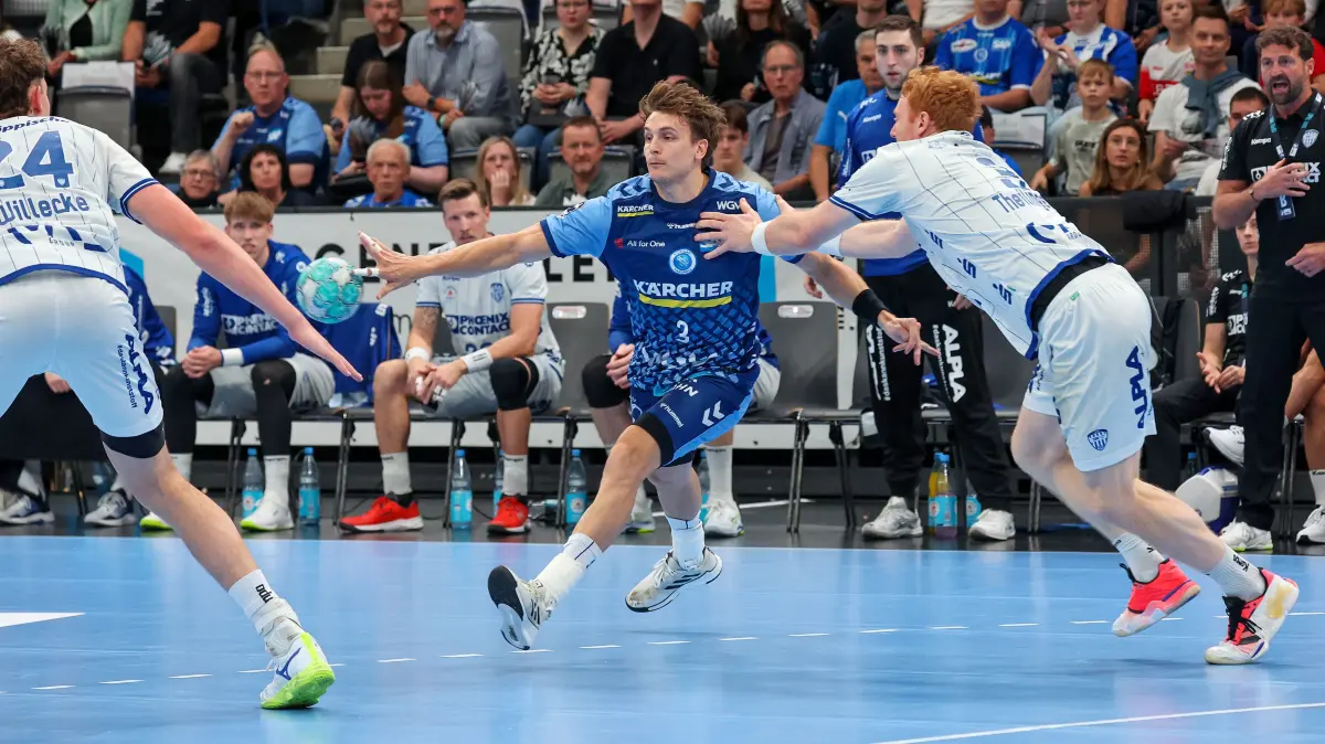 BAU // 04.10.2026, Deutschland, Stuttgart, Opel HBL, Bundesliga 2026/2027,
TVB Stuttgart vs. TBV Lemgo Lippe, v.l. Joël Willecke (TBV), Max Häfner (TVB), Nicolai Theilinger (TBV)