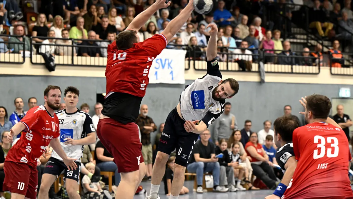 SV Salamander Kornwestheim - VFL Pfullingen: SV Salamander Kornwestheim - VFL Pfullingen; Handball 3. Bundesliga Süd; SVK,
SVK (Weiss): Jan Reusch