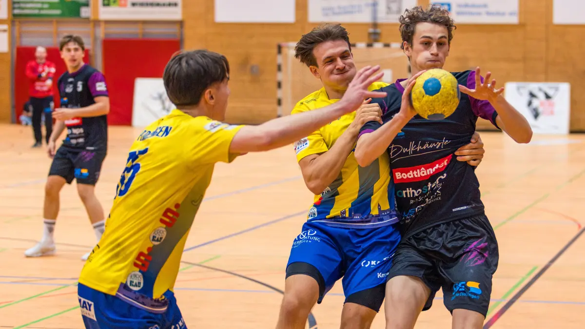 Die Plochinger Manuel Kopf (links) und Michael Hägele packen zu und machen den berghandballern um Tom Hughes das Leben schwer.