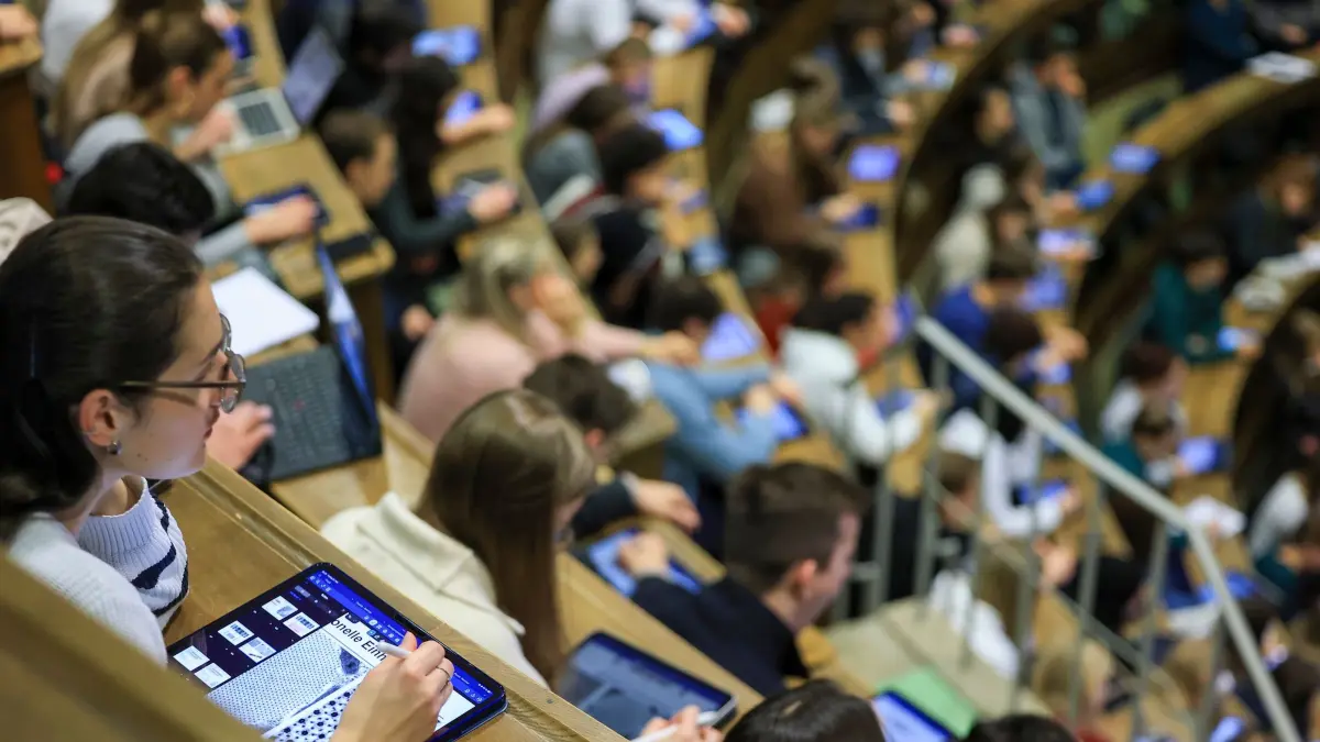 Studieren in Sachsen: Medizinstudenten sitzen im Hörsaal Anatomie in einer Vorlesung. (zu dpa: «Studieren auf Englisch: Unis bauen Angebote aus»)