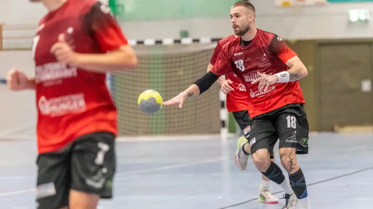 Handball Oberliga Habo Beilstein Langhanshalle Herren 1 SG Schozach Bottwartal (rot)- SG BBM Bietigheim 2 (blau), 18 Ceric Carpouzis, Foto: Andreas Essig
