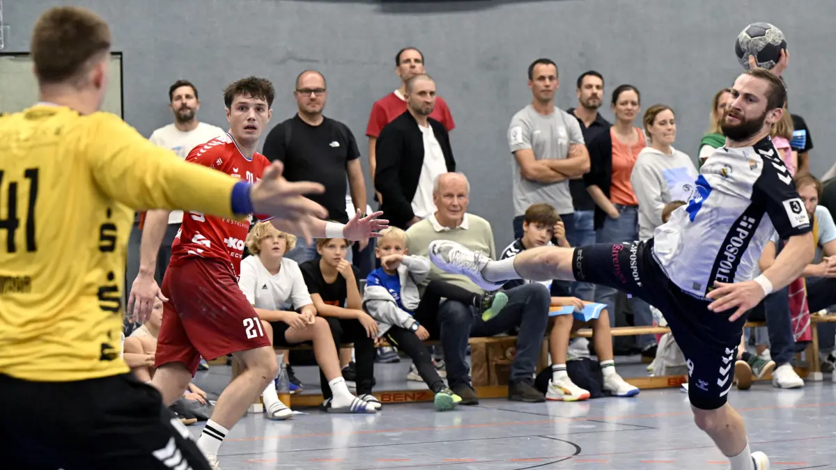 SV Salamander Kornwestheim - VFL Pfullingen: SV Salamander Kornwestheim - VFL Pfullingen; Handball 3. Bundesliga Süd; SVK,
SVK (Weiss): Jan Reusch