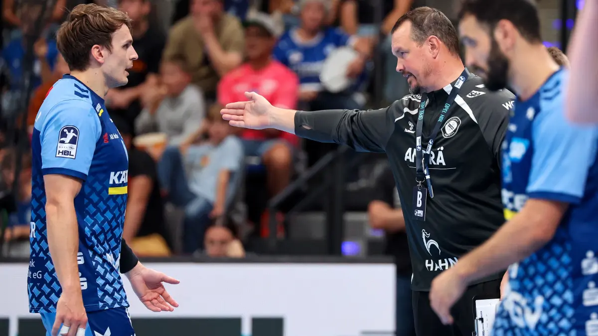 BAU // 04.10.2026, Deutschland, Stuttgart, Opel HBL, Bundesliga 2026/2027,
TVB Stuttgart vs. TBV Lemgo Lippe, v.l. Max Häfner (TVB), TVB Trainer Misha Kaufmann