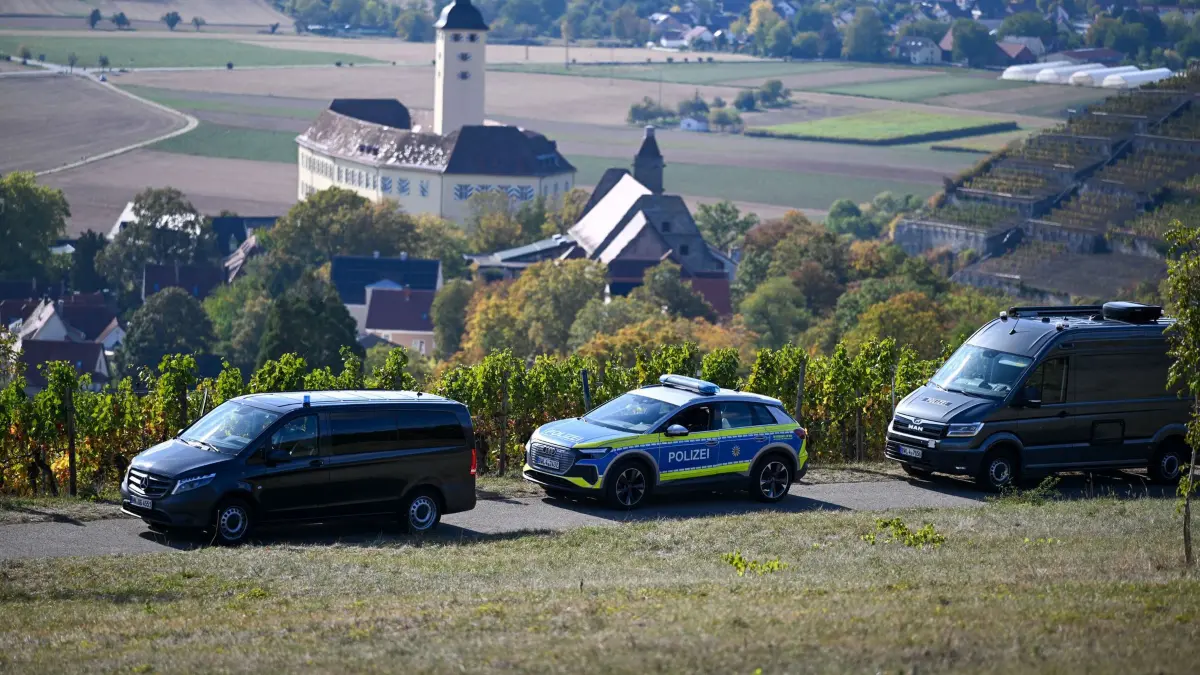 Kleinflugzeug im Landkreis Heilbronn abgestürzt: Einsatzkräfte der Polizei sind nahe einem Hofgut in einem Weinberg in Gundelsheim bei einer Absturzstelle eines Kleinflugzeugs im Einsatz. Beim Absturz eines Kleinflugzeugs im Landkreis Heilbronn in Baden-Württemberg sind zwei Menschen ums Leben gekommen. Die beiden Insassen wurden tot in der ausgebrannten Maschine in einem Weinberg bei Gundelsheim gefunden, wie die Polizei bestätigte. (zu dpa: «Absturz im Weinberg: Zwei Menschen sterben in Kleinflugzeug»)