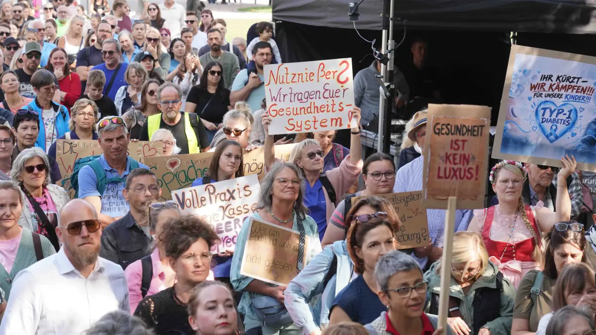 Stuttgart grosse Gesundheitsdemo auf dem Schlossplatz ca. 2500 Menschen kamen zur Demo. Pressekontakt Elke Franke 0152-51457365 und Dr.Bea Merscher 0178 142 9890 Das Motto Es ist Punkt 12 Uhr es Reicht . Menschen aus der Pflege kamen zum Schlossplatz. Foto Andreas Rosar Fotoagentur-Stuttgart 04.10.2026