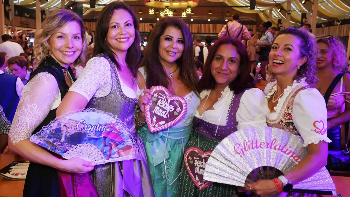 Volksfest: Stuttgart Cannstatter Volksfest Party diesmal im Festzelt Goeckelesmaier Latin No 2 , es waren vielen aus Lateinamerika da. Foto Andreas Rosar Fotoagentur-Stuttgart.de 04.10.2026