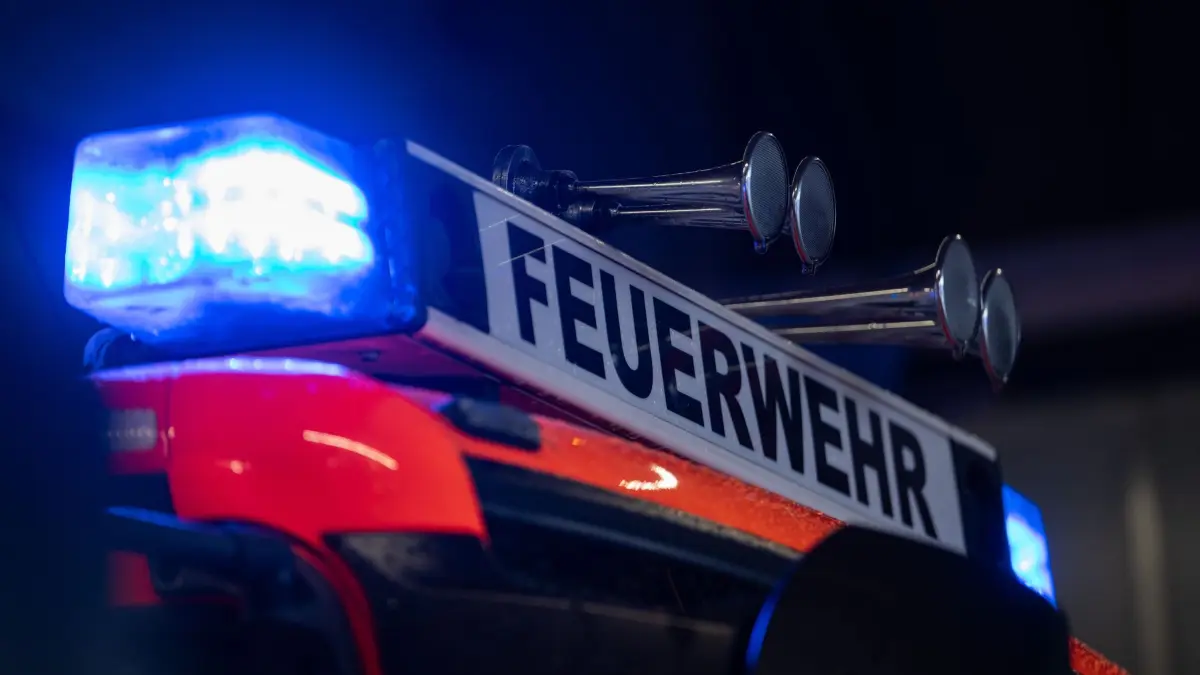 Feuerwehr: ARCHIV - 12.02.2025, Baden-Württemberg, Stuttgart: Ein Einsatzfahrzeug der Feuerwehr steht mit Blaulicht bei der Feuerwache (gestellte Szene). (zu dpa: «Brand in Mehrfamilienhaus - hoher Schaden») Foto: Marijan Murat/dpa +++ dpa-Bildfunk +++