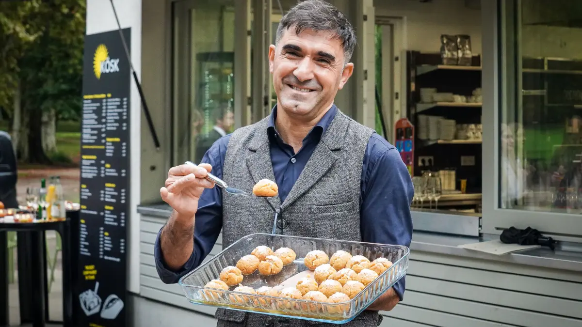 Gastro. Einweihung Kiosk im Unteren Schlossgarten bei der Feuerstelle, mit Ercan Düzyar (Familien Betriebsleiter) : Gastro. Einweihung Kiosk im Unteren Schlossgarten bei der Feuerstelle, mit Ercan Düzyar (Familien Betriebsleiter)
