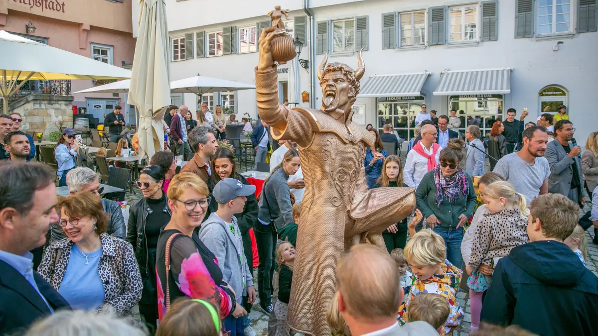 foto: Roberto Bulgrin
04. 10. 2026
Esslingen, Rathausplatz, Enthuellung der Tim-Bengel-Statue