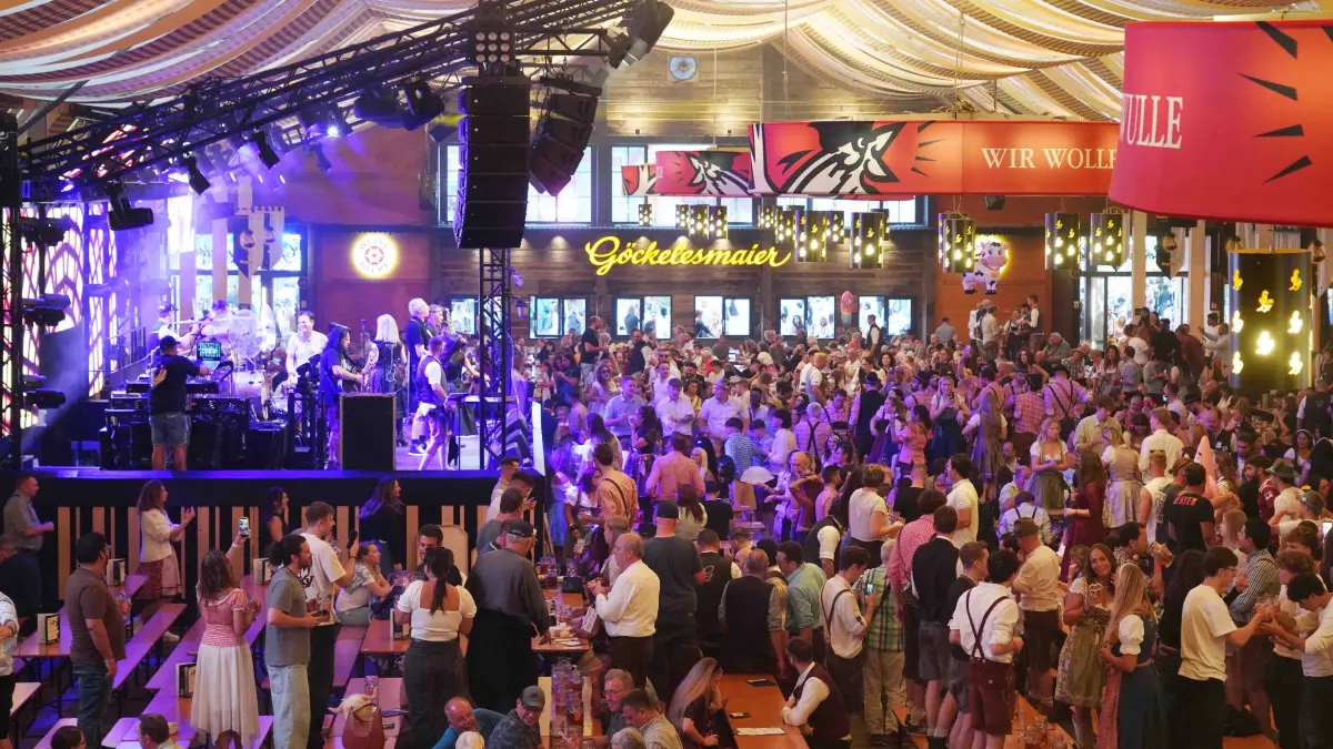 Volksfest: Stuttgart Cannstatter Volksfest Party diesmal im Festzelt Goeckelesmaier Latin No 2 , es waren vielen aus Lateinamerika da. Foto Andreas Rosar Fotoagentur-Stuttgart 04.10.2026