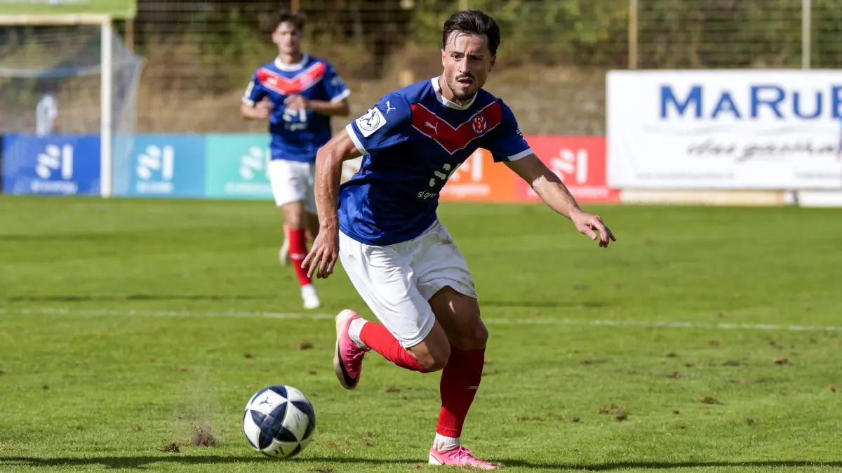 Flamur Berisha VfR Mannheim, 20, am Ball, Freisteller, Ganzkörper, Einzelbild, Einzelfoto, Aktion, Action, 06.09.2026, Mannheim Deutschland, Fussball, Regionalliga Südwest, VfR Mannheim - FC 08 Homburg *** Flamur Berisha, VfR Mannheim, 20, on the ball, cutout, full-body, single frame, single photo, action, 06/09/2026, Mannheim, Germany, soccer, Regionalliga Südwest, VfR Mannheim vs. FC 08 Homburg xozx