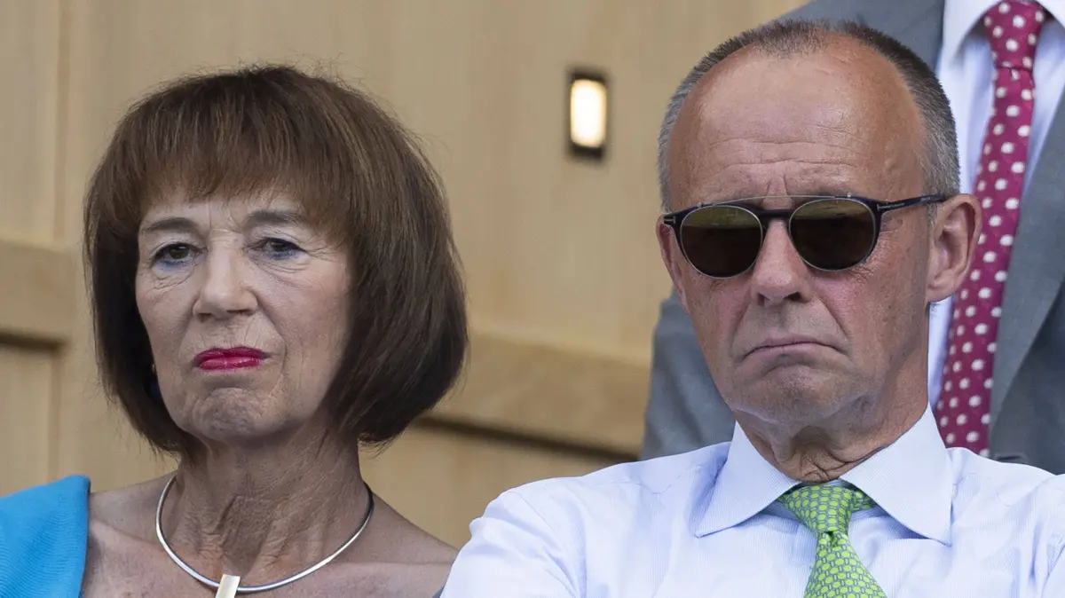 Charlotte Merz mit ihrem Ehemann am 12. Juli 2026 während eines Tennis-Match in Wimbledon.