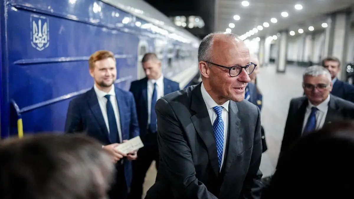 4. Oktober 2026: Bundeskanzler Friedrich Merz (3. v. li.) verabschiedet sich nach seinem Besuch in Kiew auf dem Zentralbahnhof vor der Rückfahrt nach Berlin über Polen.