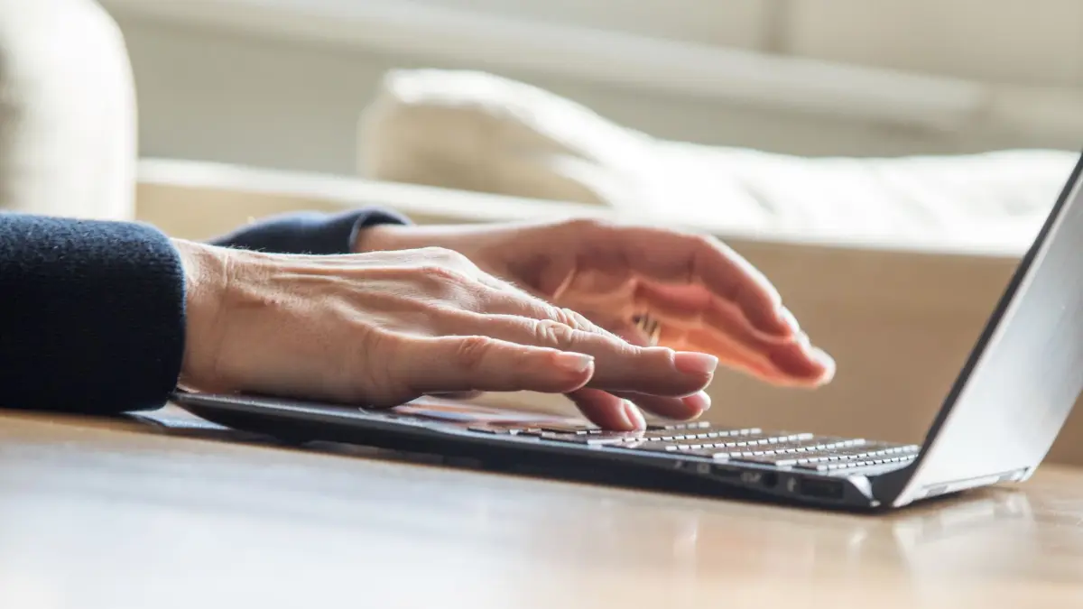 Frau arbeitet an einem Laptop: ILLUSTRATION - Alle, die im Internet geschäftsmäßig auftreten oder kommerzielle Interessen verfolgen, benötigen ein Impressum - und müssen darüber auch erreichbar sein. Foto: Christin Klose/dpa-mag - Honorarfrei nur für Bezieher des Dienstes dpa-Magazin +++ dpa-Magazin +++