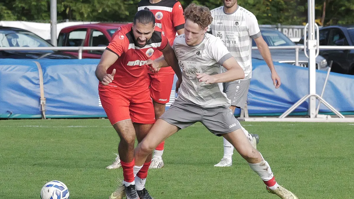 Fußball, Fussball, Bezirksliga, MTV Stuttgart - TSV Plattenhardt: Fußball, Fussball, Bezirksliga, MTV Stuttgart - TSV Plattenhardt
Nr.8 (MTV): Daniel Rudolph - weiss/grau
Nr.9 (P): Sangar Aziz - rot
Fotograf: Günter E. Bergmann - Photography
Aufnahmedatum: 04.10.2026