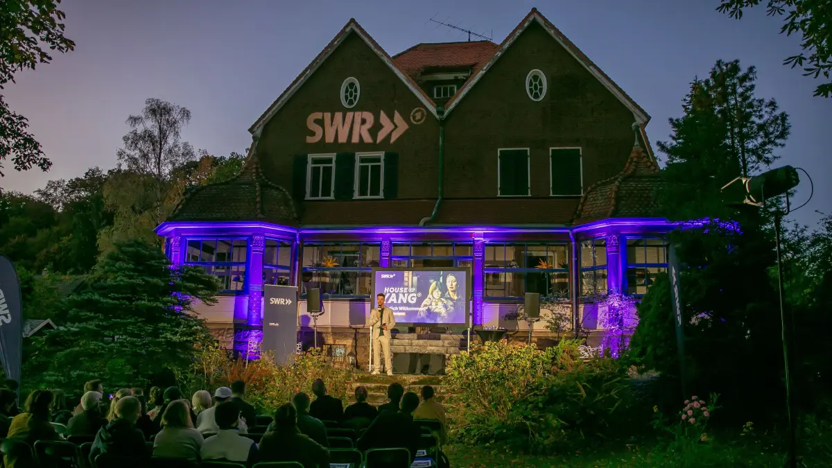 foto: Roberto Bulgrin
05. 10. 2026
Esslingen, Preview zur ARD-Mystery-Serie "House of Yang" in einer Privatvilla im Esslinger Stadtteil Liebersbronn
Hauptdarstellerinnen, Purnima Graetz
