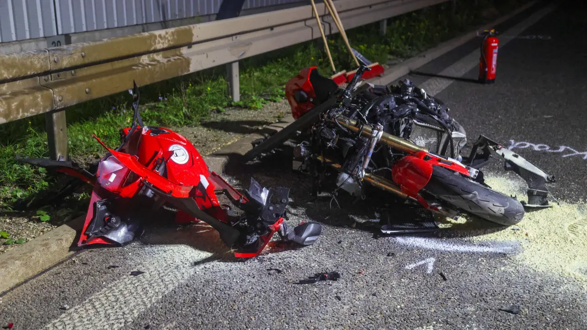 Gegen 19:55 Uhr kam es auf der B10 bei Gingen an der Fils zu einem schweren Verkehrsunfall. Zwei Pkw kollidierten dabei frontal.